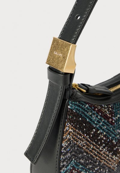 Svart läderhandväska med en texturerad paljettmönstrad panel i blått, brunt och guld, med en guldaccent på remmen.