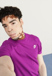 Nike Sportswear CLUB TEE - Základné tričko - viotech