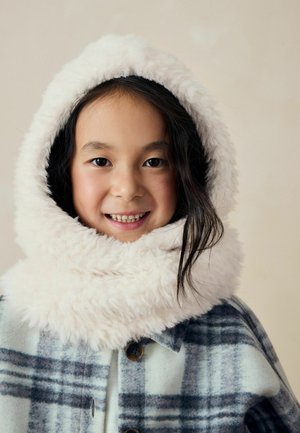 Fleece-Hauben-Schal aus weichem, weißem Kunstpelz mit einem gemütlichen Wickeldesign. Die äußere Schicht hat ein blau-graues Karomuster und wird mit einem Knopfverschluss geschlossen.