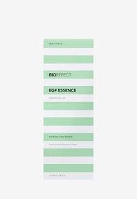 Emballage de Bioeffect EGF Essence ; boîte rectangulaire avec des rayures horizontales vertes et blanches ; le texte comprend des informations sur le produit et le volume.
