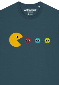 Donkerblauw katoenen T-shirt met een gele Pac-Man afbeelding en vier kleurrijke ronde figuren in rood, teal en groen met verschillende gezichten.