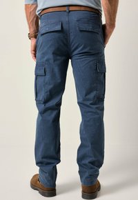 Pánské cargo kalhoty z tmavomodré tkaniny, se dvěma bočními cargo kapsami, dvěma zadními kapsami a rovným střihem s jemnou texturou.