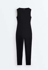 Črn širok kombinezon brez rokavov z okroglim izrezom in oprijetimi hlačnimi nogavicami z ravnimi nogami, prikazan na belem ozadju.