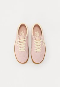 Rosa mockaläder sneakers med krämfärgade snören och gummigummi-sula. Har en rundad tå och logotyp på innersulan. Enkel, lågprofilsdesign.