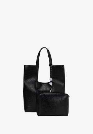 Czarna syntetyczna torba na ramię z teksturowanym wykończeniem, wyposażona w dwie solidne rączki oraz małą odczepianą saszetkę z zamkiem błyskawicznym ozdobioną koralikami.