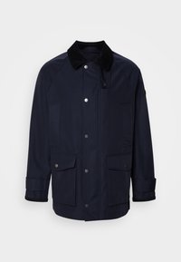 Veste homme bleu marine avec col noir, boutons-pression à l'avant, deux poches à rabat et détails de lanières aux poignets sur les manches.