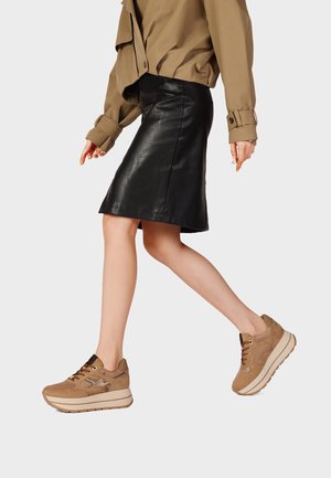 Queen Helena, X35-28 - Sneakers basse - cammello