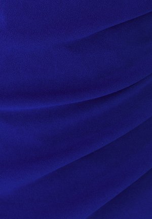 Königsblauer Stoff mit leicht strukturierter Oberfläche, der elegante Drapierungen und glatte, fließende Falten zeigt.