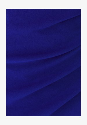 Tissu doux de couleur bleu profond avec de subtils plis créant une texture fluide et lisse ainsi que des ombres.
