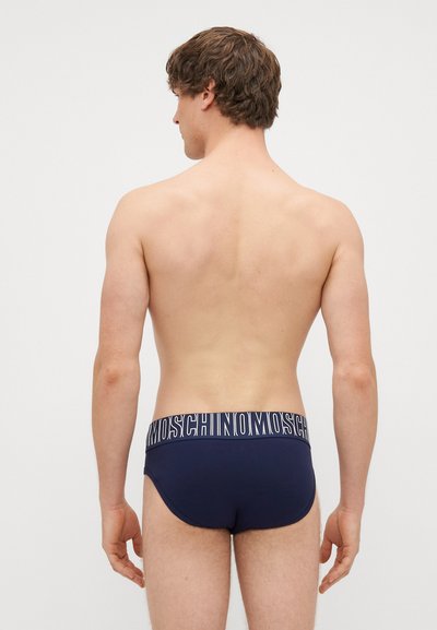 Boxers azul marinho com um cinto largo em branco com logótipo, exibindo um ajuste apertado e uma textura suave, vistos de trás.