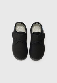Scarpe slip-on nere realizzate in tessuto testurizzato, con cinturino in Velcro e soletta imbottita, dotate di suola in gomma per una migliore aderenza.
