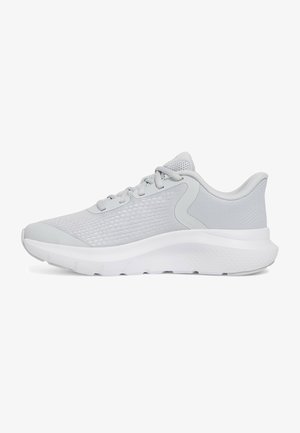 Baskets de sport gris clair avec tige en mesh, détails texturés, col rembourré et une semelle blanche légèrement surélevée pour le confort.
