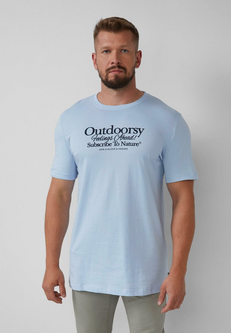 Helles blaues Baumwoll-T-Shirt mit kurzen Ärmeln und rundem Ausschnitt. Der Frontdruck lautet: "Naturverbundene Gefühle voraus! Abonniere die Natur."