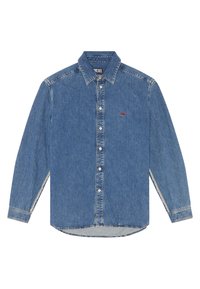 Camicia in denim blu medio, con maniche lunghe e colletto classico. Presenta un piccolo logo rosso sul petto e bottoni bianchi.