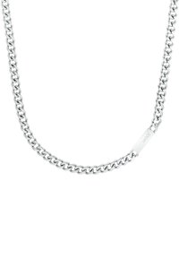 Collar de cadena de plata con eslabones entrelazados y un cierre plano que presenta un detalle de marca grabado. Textura suave y acabado brillante.