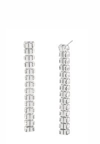 Boucles d'oreilles en métal argenté présentant des formes rectangulaires allongées avec des pierres claires taillées, créant un design linéaire et empilé.