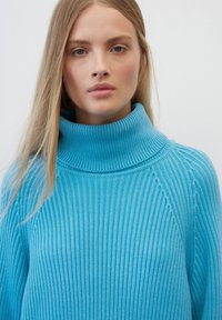 Marc O'Polo DENIM LONG WITH MOCK NECK AND RAGLAN SLEEVE - Strickpullover - clear blue sky