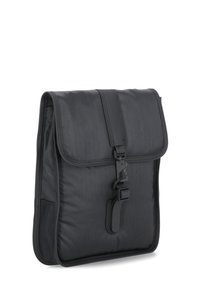 Borsa a tracolla nera realizzata in nylon testurizzato, con patta pieghevole, chiusura con fibbia regolabile e tasca laterale in rete per ulteriore spazio di archiviazione.