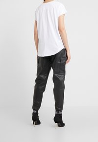 True Religion Triko s potiskem - white