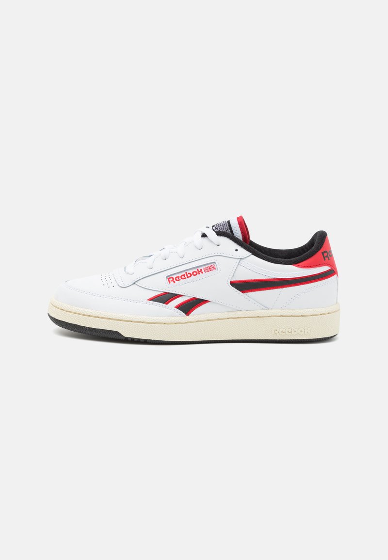 Hvide lædersneakers med røde og sorte accenter, tekstureret mellemsål, rund tå, snørebåndsdesign og Reebok-logo på siden og hælen.