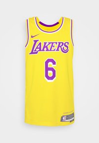 Gul NBA-tröja med lila detaljer, med "LAKERS" i fet stil och nummer "6." Tillverkad av andas material. Tagg synlig längst ner.