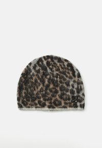 Meka od mekog pletiva s uzorkom leoparda u smešnim, crnim i sivoj boji, te malim crnim izvezenim logotipom na prednjem rubu.