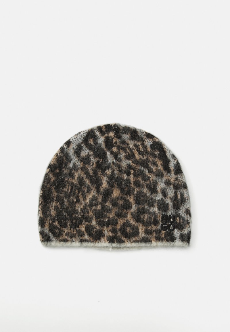 Meka od mekog pletiva s uzorkom leoparda u smešnim, crnim i sivoj boji, te malim crnim izvezenim logotipom na prednjem rubu.