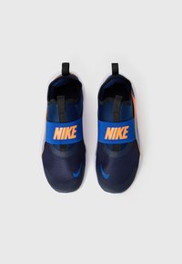 Baskets lacées bleues et navy avec tissu en maille, bande élastique arborant le logo Nike orange, et semelle blanche. Texture lisse avec un design aérodynamique.