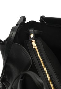 Juoda rankinė su tekstūruota odine išore. Yra auksinės spalvos užtrauktukas, spaudimo užsegimas ir vidus iš švelnios medžiagos.