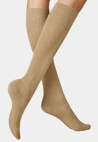 Kniestrümpfe in einer hellbraunen Farbe, aus einem glatten, dehnbaren Material mit einem gerippten Bund oben und einer weichen Textur.