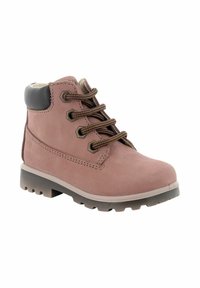 Stivaletto in pelle marrone con suola in gomma beige, ganci metallici per i lacci e tacco nero a contrasto. Presenta una superficie texturizzata e un design robusto.