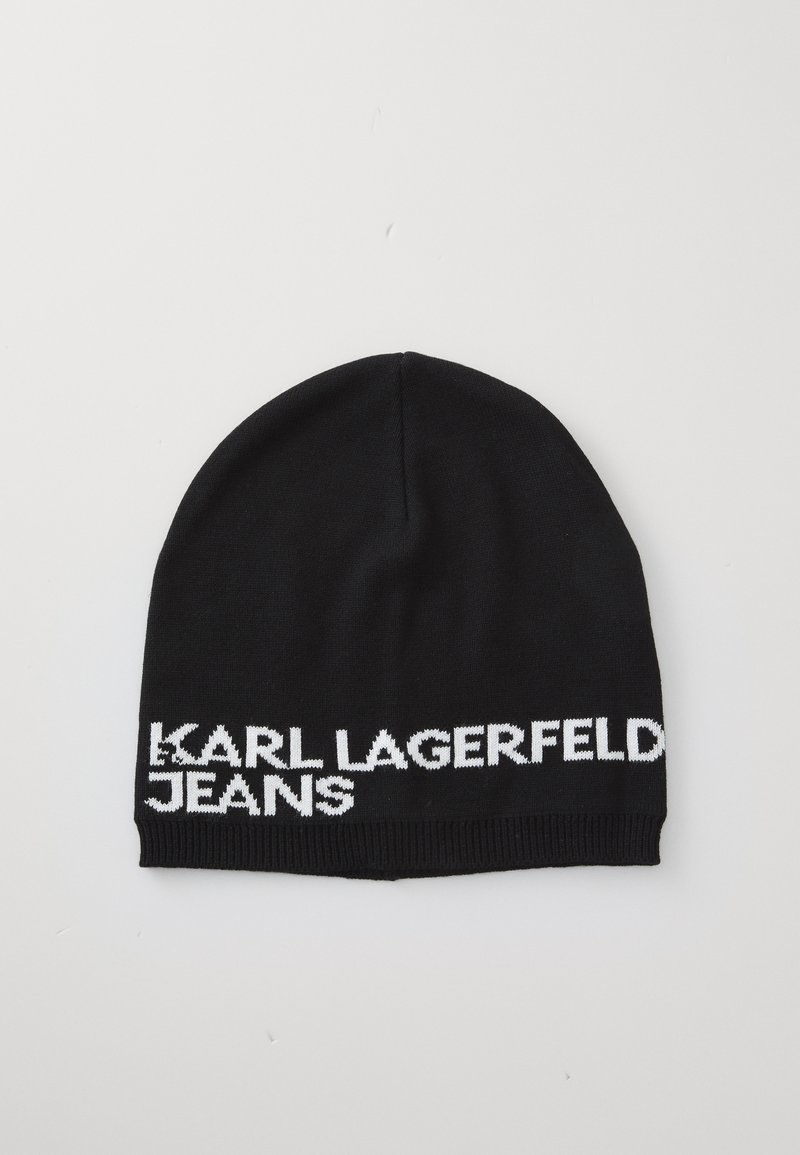 Svart strikket lue med hvit logo-tekst "KARL LAGERFELD JEANS" foran, myk tekstur og rund toppform.