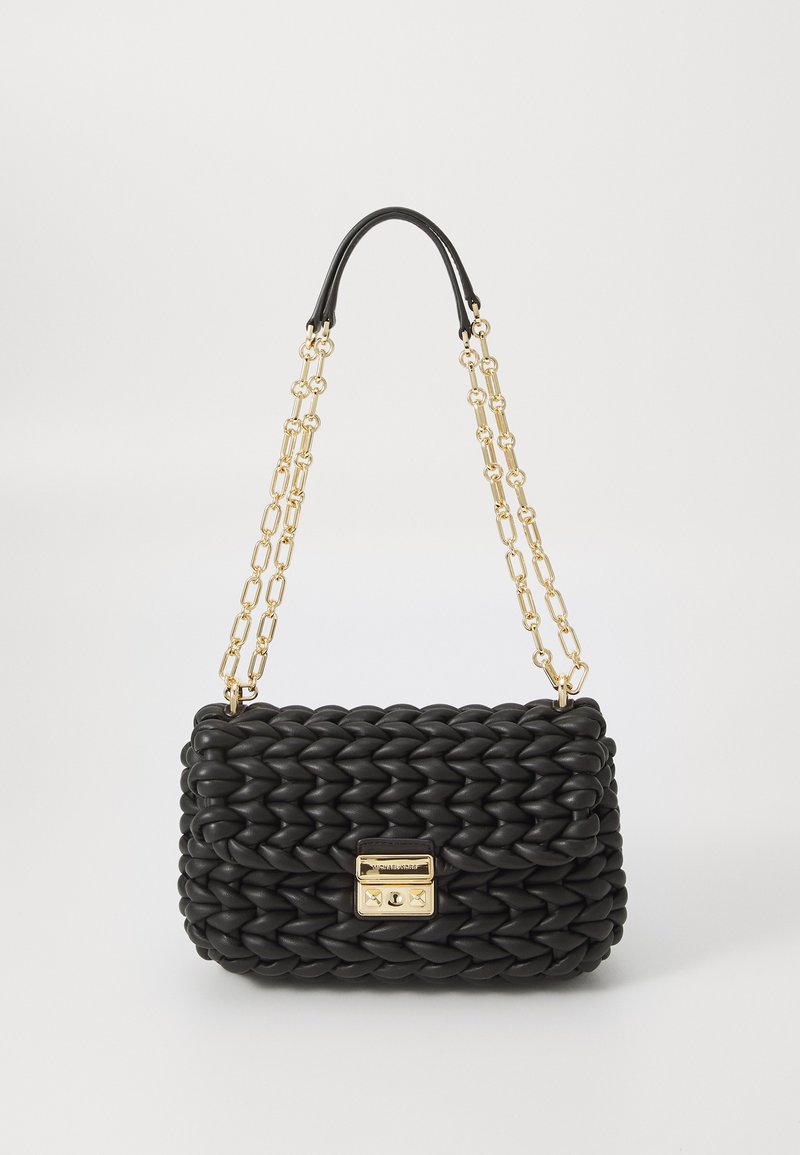 Schwarze geflochtene Handtasche mit goldener Kettenriemen und rechteckigem Metallverschluss. Glatte Textur mit strukturierter Form und auffälligem Webmuster.