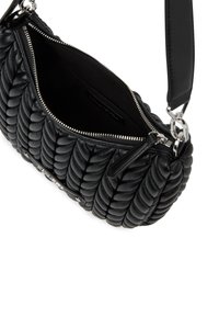 Svart lærveske med quiltet design, utstyrt med glidelås på toppen, sølvfarget hardware og en strukturert overflate. Innvendig er det svart stoff.