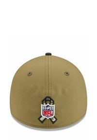 Khakifarbene Baseballmütze mit einem gestickten NFL-Logo und einem schwarzen und beigen Ripsbandakzent auf der Rückseite. Glattes Material, runde Form.