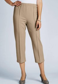 Beige geribbelde capri-broeken met een elastische tailleband, voorzien van voorplooien en een rechte pasvorm, gecombineerd met grijze hoge hakken.