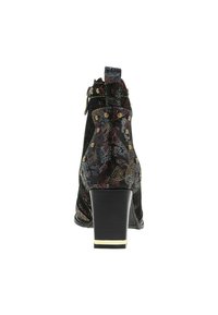 Bottines à talons hauts en tissu noir avec un motif paisley multicolore. Présente des clous dorés, une fermeture éclair à l'arrière et un talon carré.