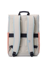 Párnázott, világosszürke felületű hátizsák; korall- és kék árnyalatokkal; hálós textúra; állítható vállpántok; felső fogantyú; logó részlet az oldalon.