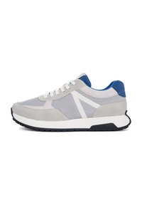 Sport-Sneaker mit einem Obermaterial aus hellgrauem Wildleder und Mesh, weißen Akzenten, blauer Ferse und schwarzer Gummisohle. Verfügt über eine traditionelle Schnürung.