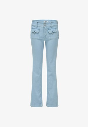 Vaqueros de mezclilla azul claro con piernas anchas, doble botón delantero, trabillas para cinturón y dos grandes bolsillos delanteros con solapa y detalles de anillos plateados.