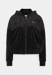 Felpa nera in velluto con zip, con cappuccio foderato, tasche frontali e texture a motivo. Presenta coulisse e un logo ricamato sul petto.