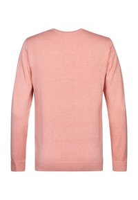 Pull tricoté rose clair, col rond, manches longues, poignets et ourlet côtelés, texture lisse, design simple, sans motifs ni ornements.