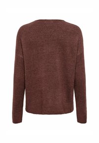 Maglione lavorato a maglia marrone a maniche lunghe con polsini e bordo a coste, mostrato da dietro su uno sfondo bianco.