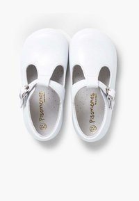 Witte leren Mary Jane-schoenen met een ronde neus, uitgesneden ontwerp, enkelband met zilveren gesp en een lichtgevoerd interieur. Gouden branding aan de binnenkant.