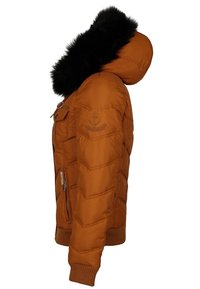 Rustfarvet quilted jakke med sort fake fur hætte, frontlynlås, lomme låg, og ankeremblem på den øvre ærme, vist fra siden.