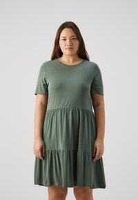 Vero Moda Curve - VMFILLI CALIA SHORT DRESS  - Jerseykleid - laurel wreath Thumbnail-Bild 1