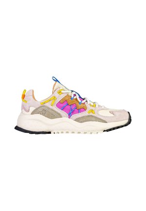 Sneaker chunky con pannelli crema, beige, viola e rosa, lacci gialli e blu, suola spessa bianca e battistrada nero, vista laterale su sfondo bianco.