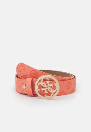Ceinture en cuir rose corail roulée avec des motifs en relief et une boucle ronde en or présentant des lettres entrelacées.