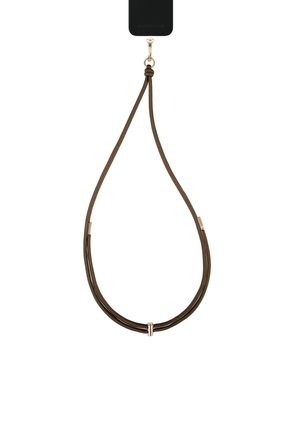 Collana con doppio cordoncino marrone con chiusure color oro e cursore regolabile appeso a un'etichetta rettangolare nera su sfondo bianco.