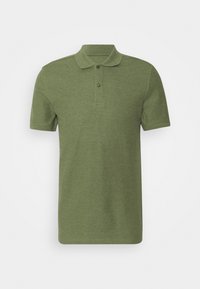 Polo vert olive à manches courtes avec patte de boutonnage à deux boutons et col classique sur fond uni.